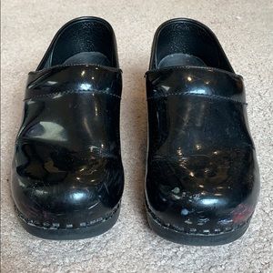 Black panted Dansko clogs